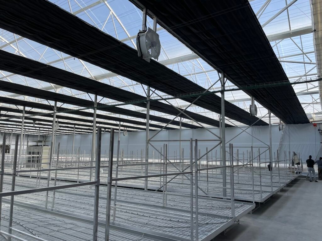Greenhouse screen system in practice